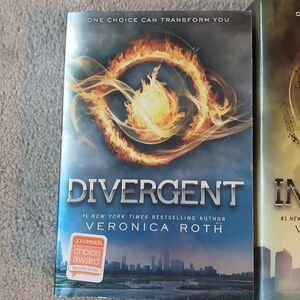 🤯2/$15 Divergent by Veronica Roth - Paperback Book